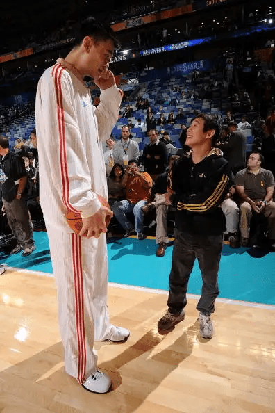 网友国外偶遇姚明,与友人晒太阳谈笑风生,桌子高度还没有腿长_桌椅