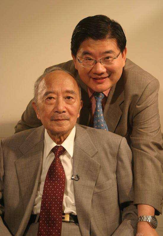 孙道临晚年两鬓斑白也帅得醒目,风衣配绅士帽,儒雅二字贯穿一生_气质