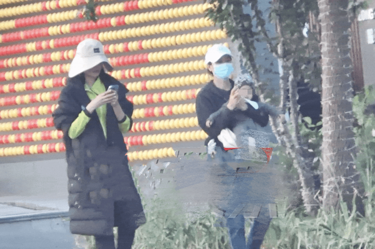 李亞鵬嬌妻出門遛娃,半歲女兒五官秀氣 6 367711e10f4e4b8f84cab8c22cb5f654