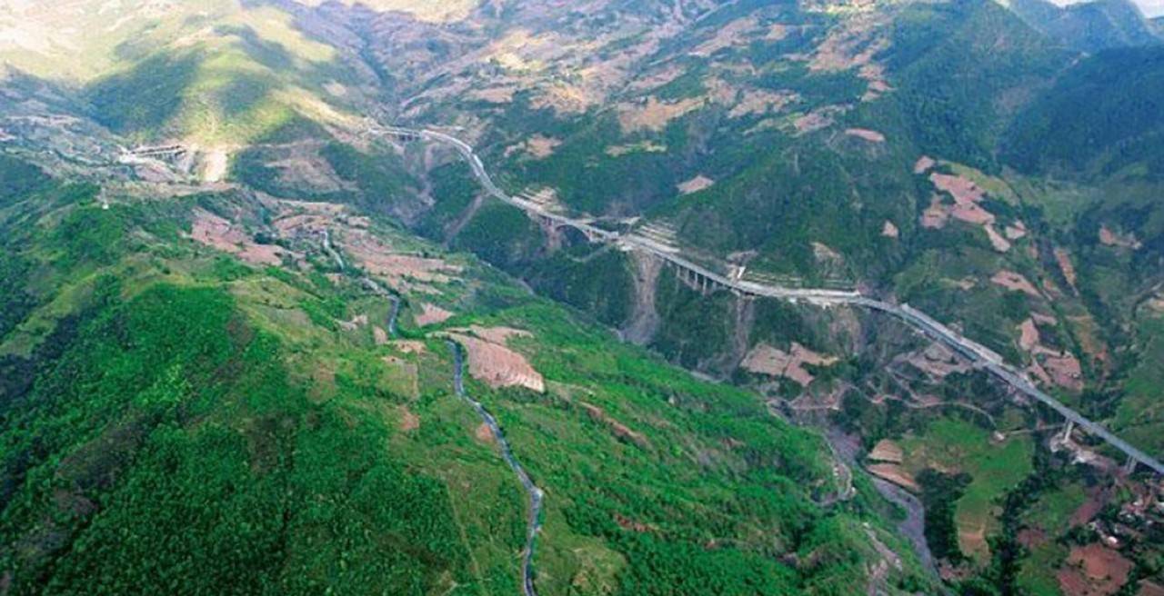 昆曼国际公路全长1800余公里,是我国第一条国际高速公路.