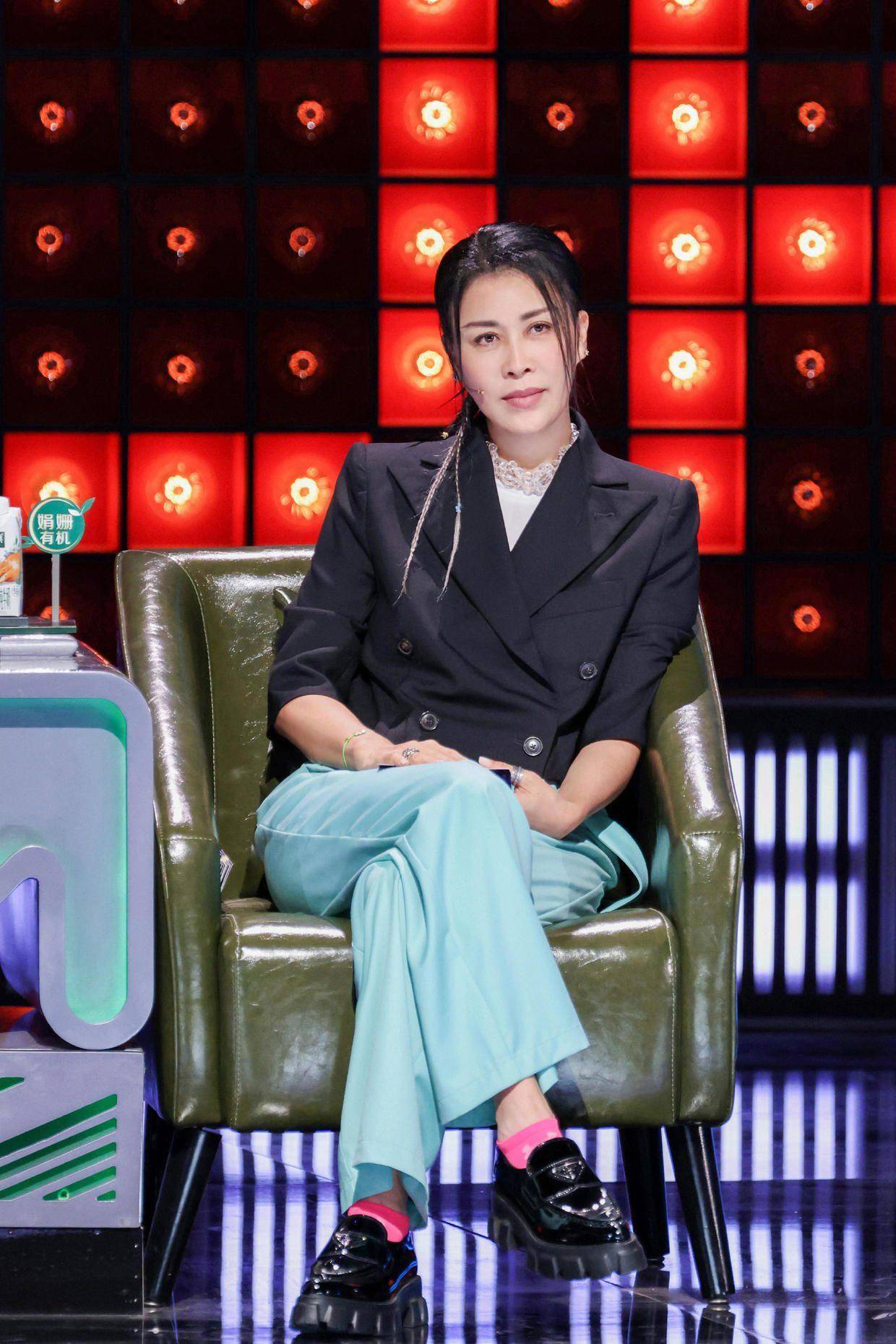 "那英"的机场穿搭不认老,穿羊羔毛卫衣配牛仔裤,时髦又减龄