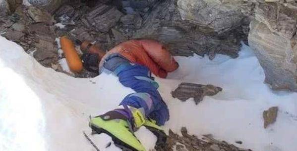 挑战珠峰不幸丧命的攀登者，为何没人为他们收尸？原因很复杂