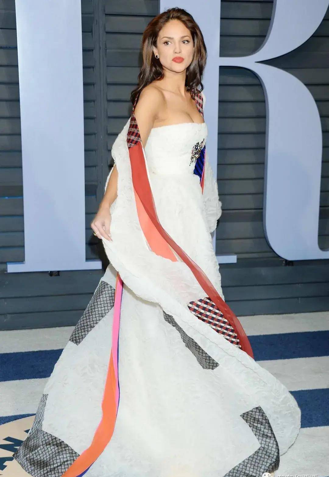 甜茶新女友撩得人直不起腰,妖娆美人说的就是她吧_艾莎·冈萨雷斯