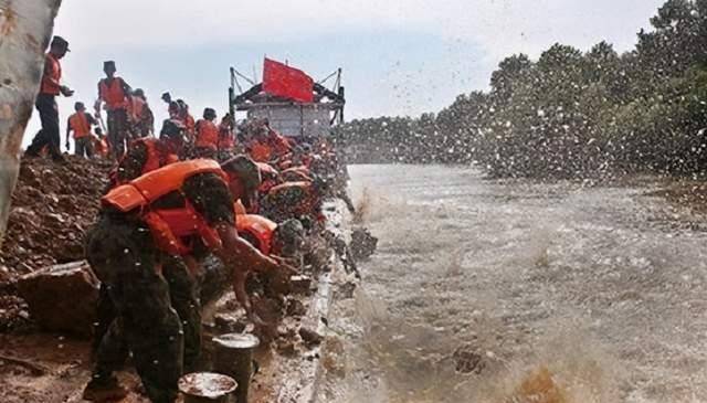 98年九江抗洪：从沉车到沉船，3名团长带头冲进洪水干了七天七夜
