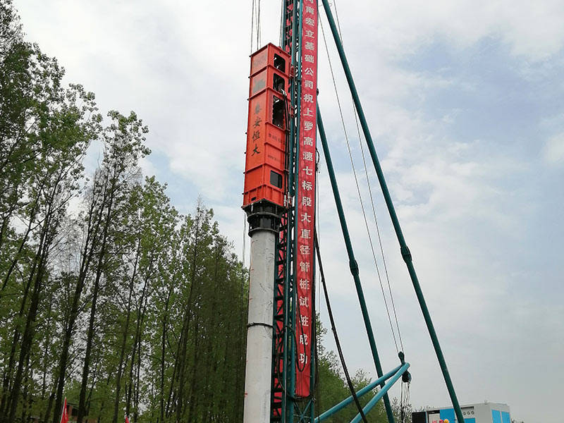 打桩机液压锤施工作业