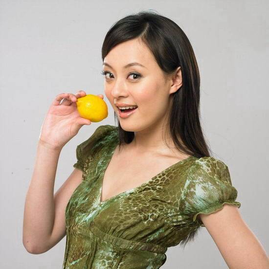 孙俪贴墙蹲险亲上自己,蚂蚁腰身材曲线抢镜,身材颜值要美了_邓超_孩子