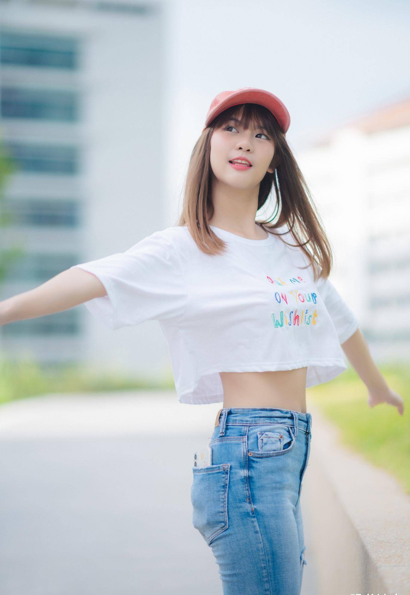 白t恤配牛仔裤,简约的打扮,因为秀出了小蛮腰,显得女生格外青春_夏日