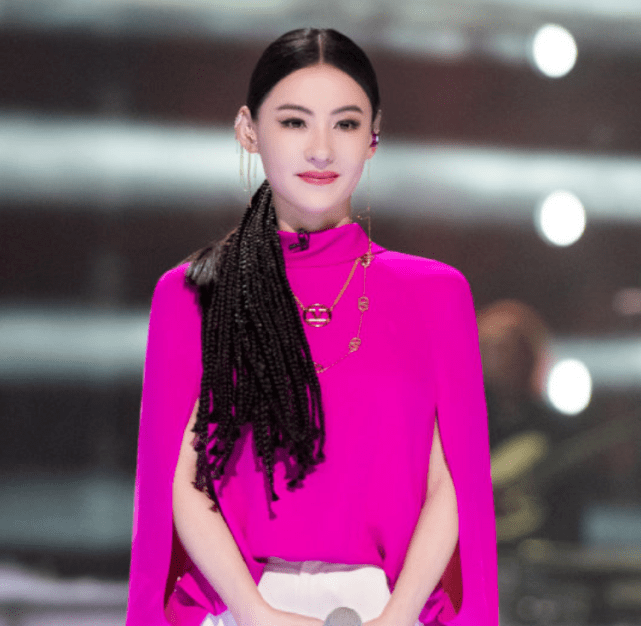 小林青霞真是个时髦精,穿玫红配马尾编发型,41岁浪姐还是少女颜_赏析