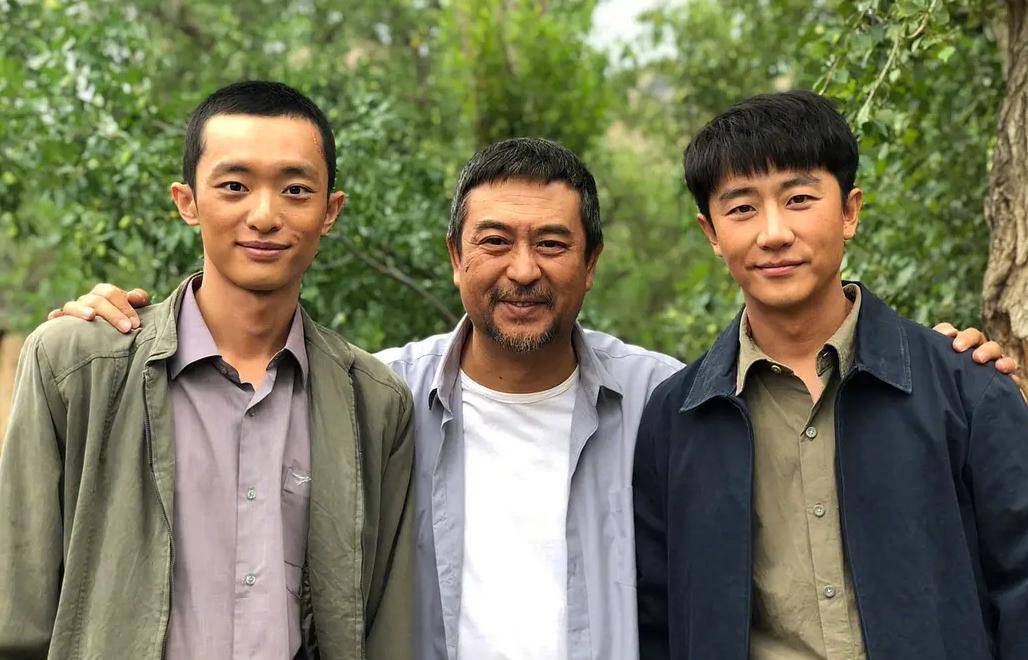 的是著名演员张嘉益(即张嘉译),两个儿子呢,马得福由青年演员黄轩饰演