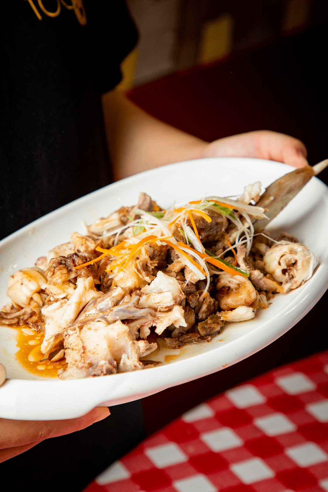 ②葱油夹骨肉吃海鲜别忘了沾沾店里的秘制酱汁,咸香中还带着点淡淡的