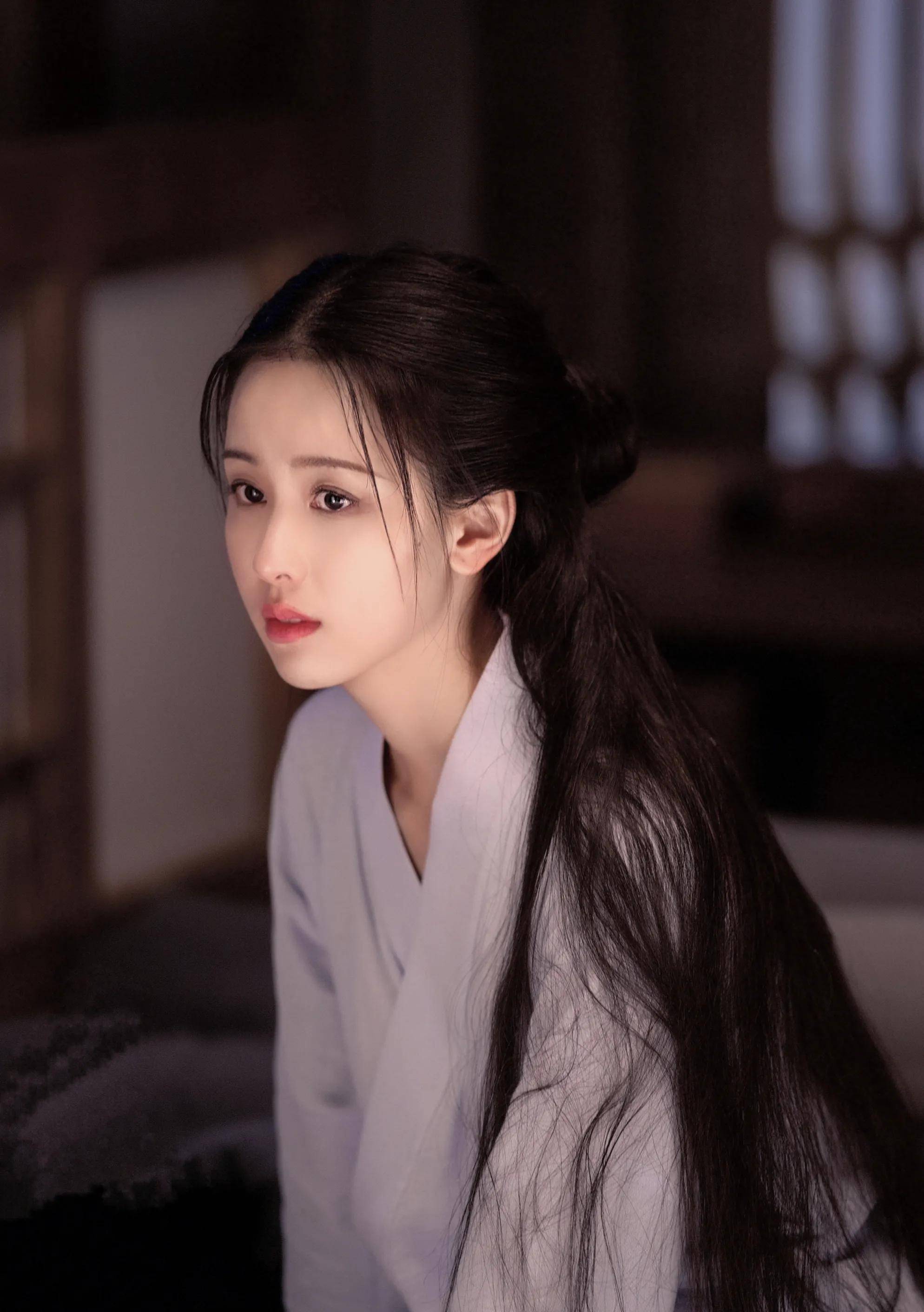 震惊了,迪丽热巴居然比陈都灵大1岁,淡颜美女古装完胜_气质_剧里_风度