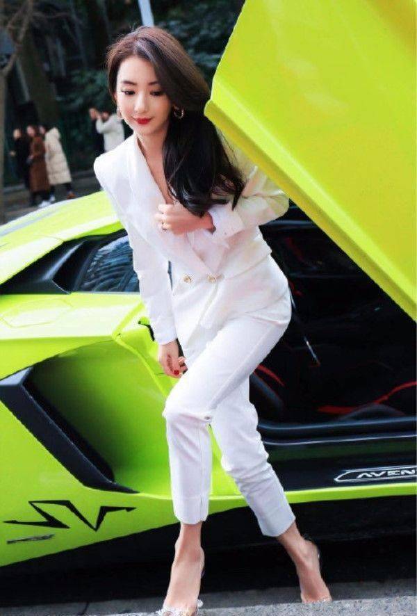 方媛不用刻意打扮,她本人就很漂亮,有一股子少女清纯感!