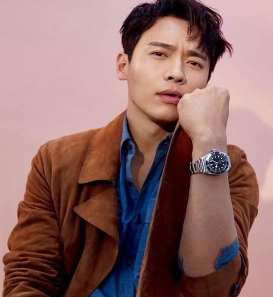 有种"强势回归"叫高云翔,剧照公开帝王造型,难怪38岁也抢手_黑色_显得