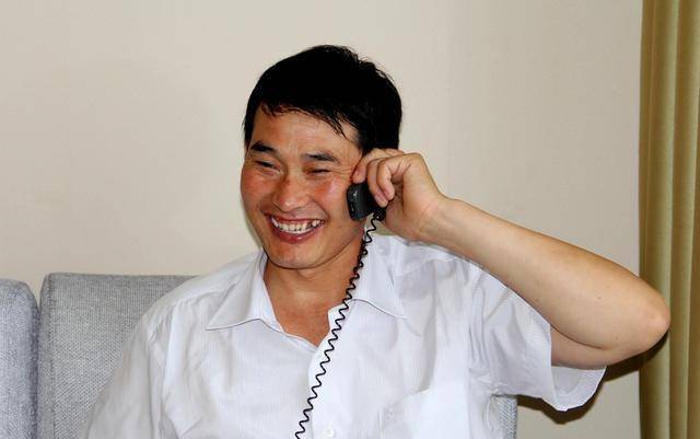 这位电视《星光大道》的冠军,又被人称为农民歌手,大衣哥,他的名气不