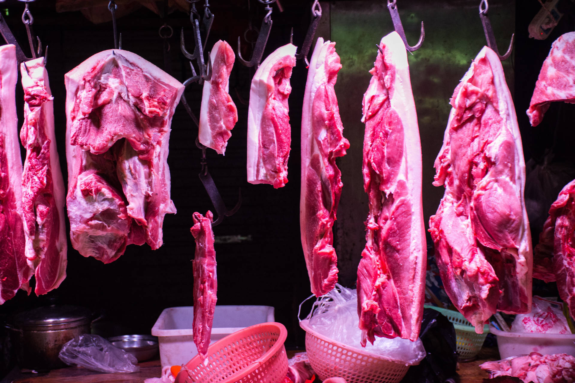 国家第6次出手！猪肉价格拉响“过度上涨一级预警”，北京18家连锁超市开卖政府储备肉，一斤便宜七八元