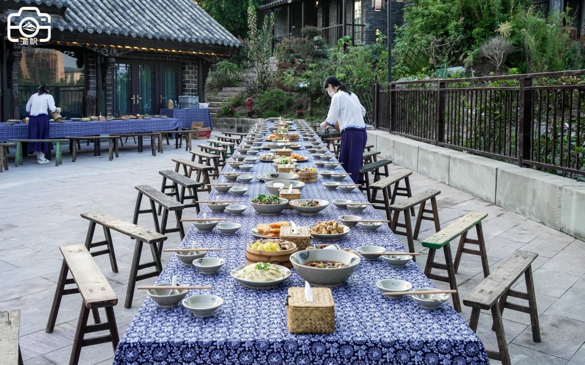 在重庆主城体验长桌宴，竹竿舞拦门酒高山流水全都有，玩得好嗨呀