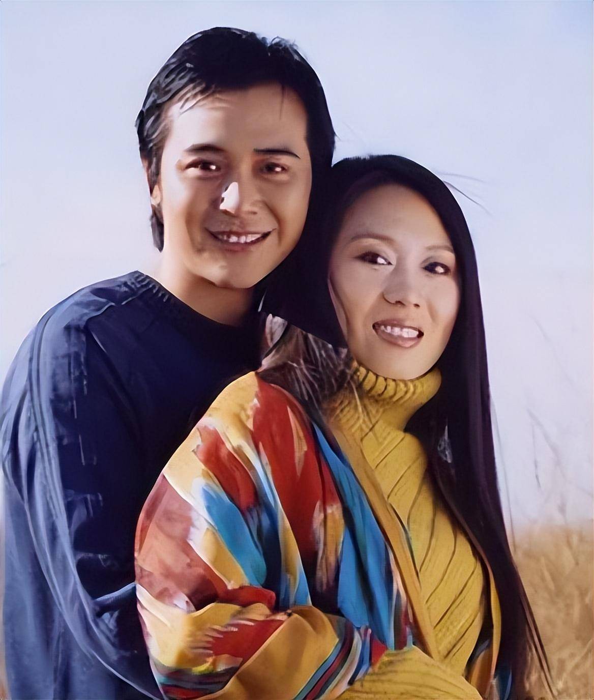 现身田野亲手种菜,曾12次登春晚舞台_生活_孩子_家乡