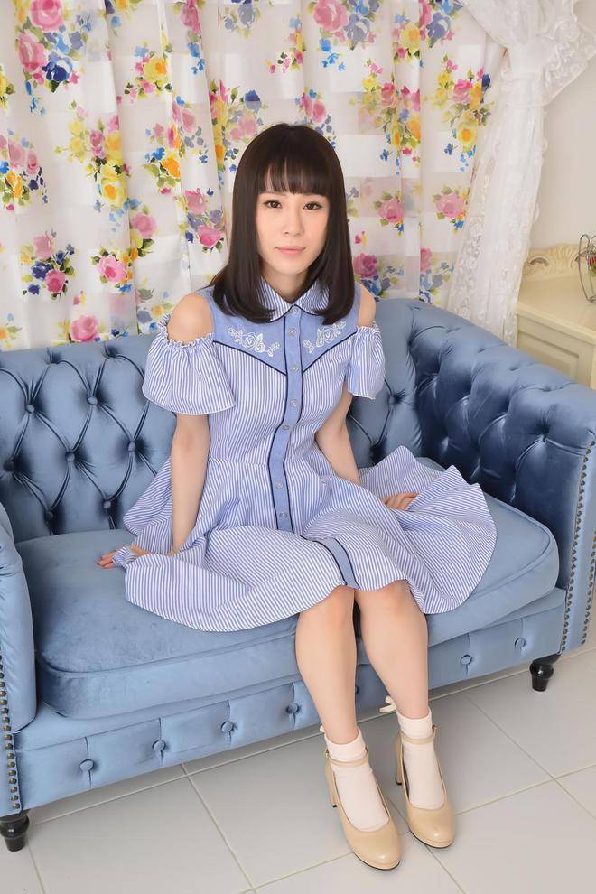 日本女星北川柚子大秀美腿!俏脸妩媚身材丰韵太惊艳了_条纹_沙发_时尚