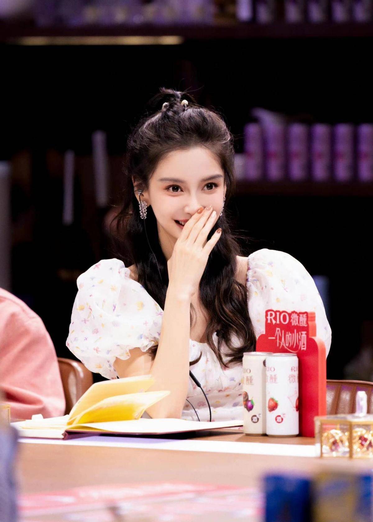 穿碎花泡泡袖录综艺美成小公主,离婚后状态更好_baby_造型_设计