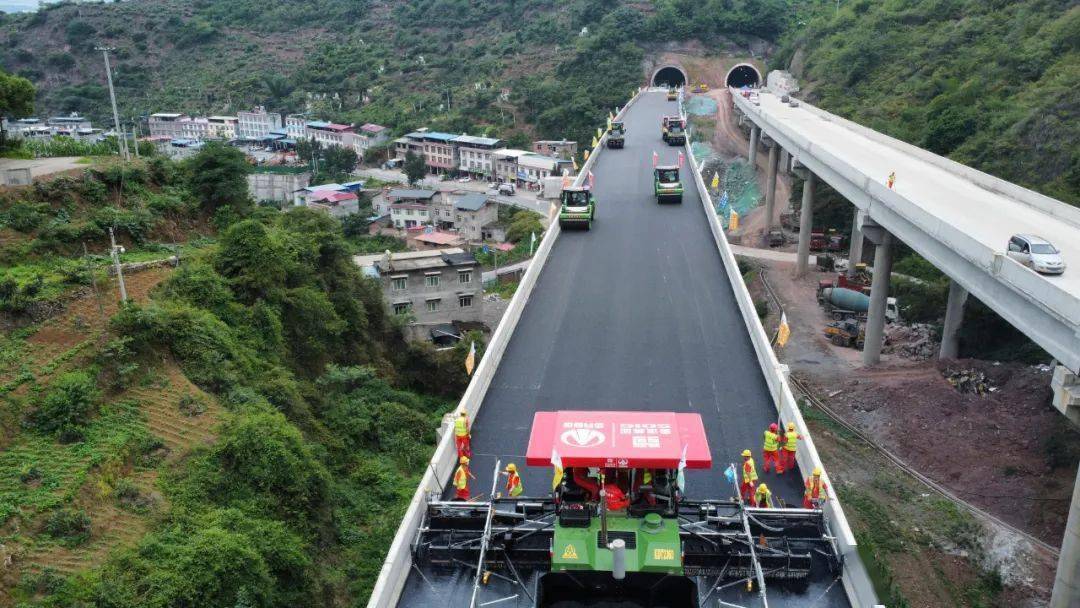 峨汉高速汉源段沥青摊铺完成60%以上_李军_雅安_路面