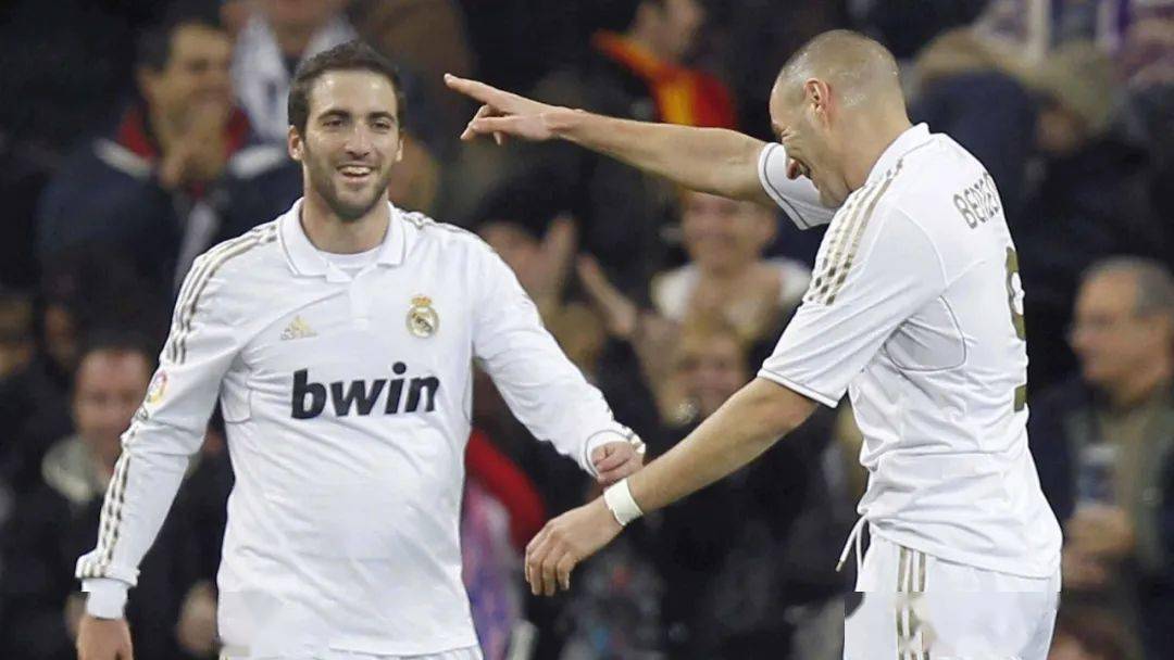 一个金球一个退役,本泽马伊瓜因的两面足球人生_法国球星本泽马获2022