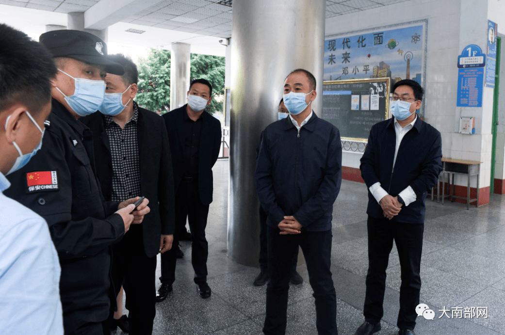 县委书记黄波带队到隔离酒店,学校,超市等督导检查疫情防控_工作时