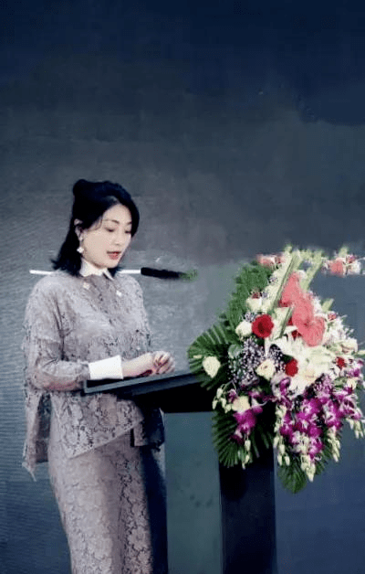 娃哈哈总裁宗馥莉才四十岁,发腮越来越严重,身材壮实不像单身!
