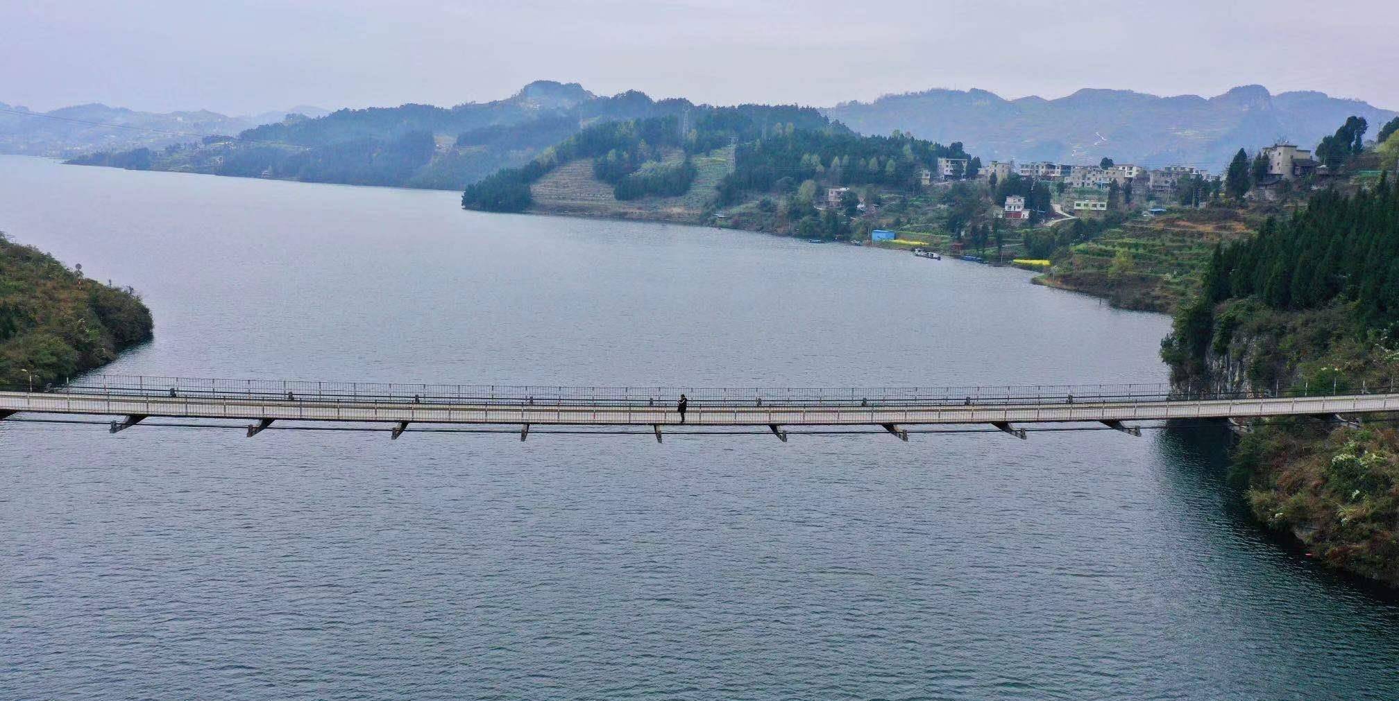 贵州大山发现超长铁索桥，20吨水泥车走起来不费劲，恐高者勿入