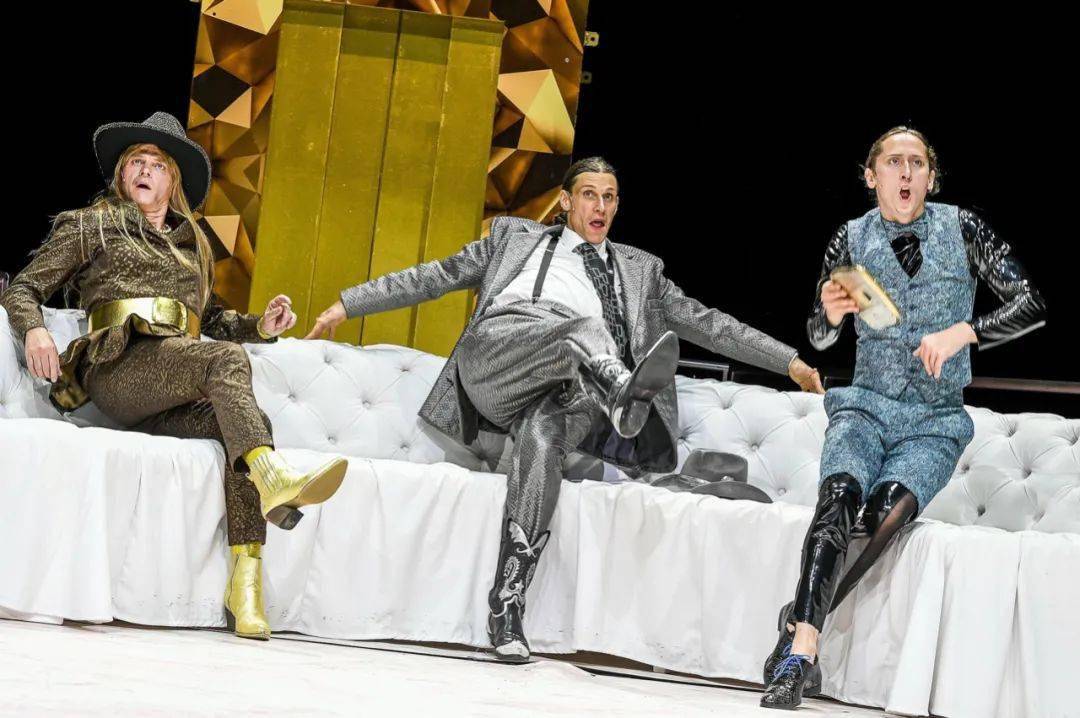 借壳"伪君子",讲一个德国变迁的寓言_奥尔贡_公寓_财富