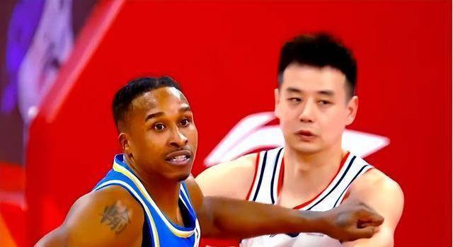 结果被人一顿暴揍;打广州男篮前发了笼狮(笼中狮子),结果被人吊起来打