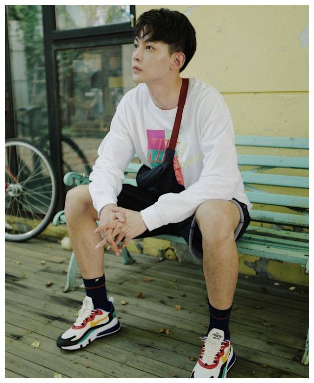 度假风和商务风的完美结合,唐晓天穿西服配花衬衫,帅到没朋友!