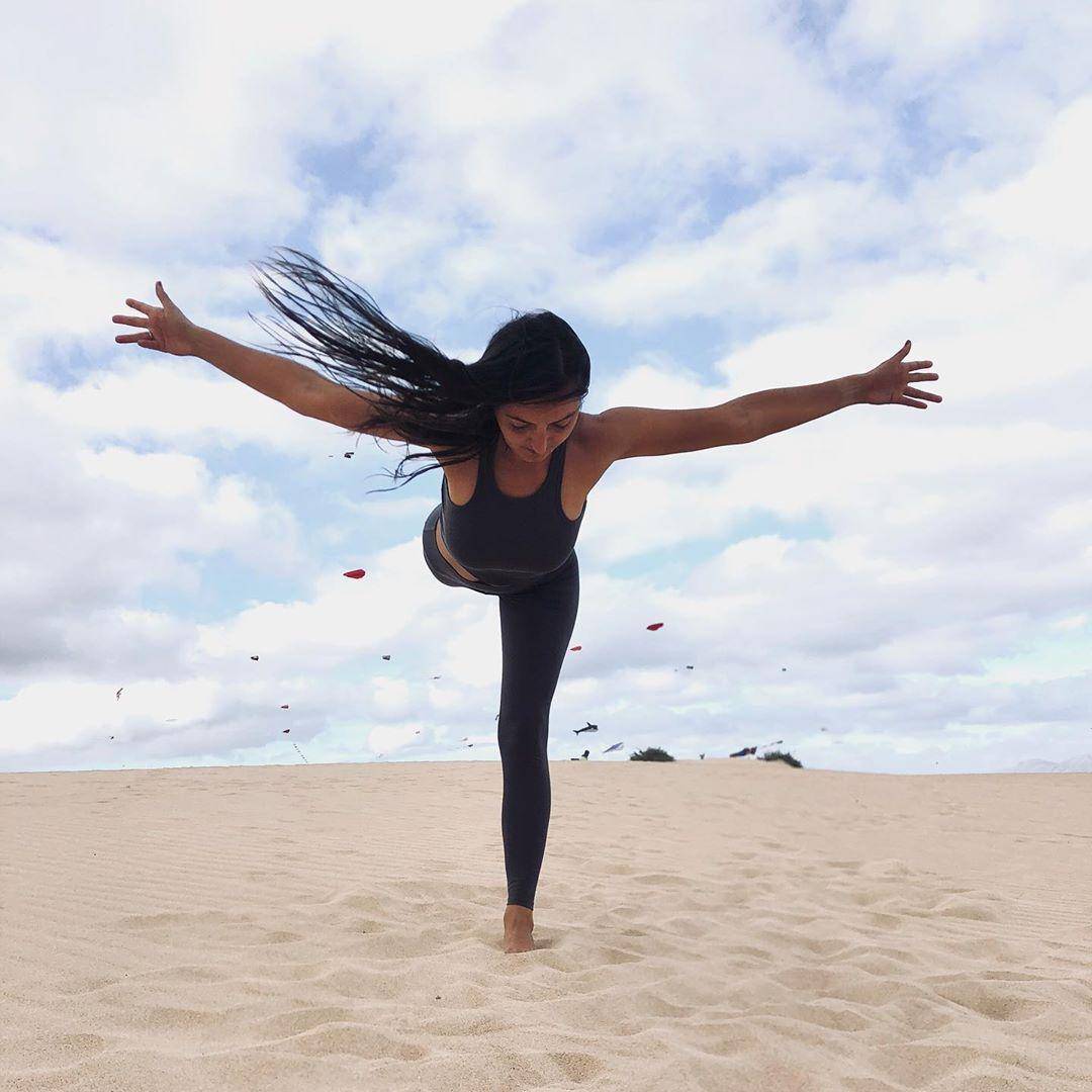 张蓝心身材绝了,晒近照大秀空中瑜伽,网友:腿长堪比我身高_动作_体式