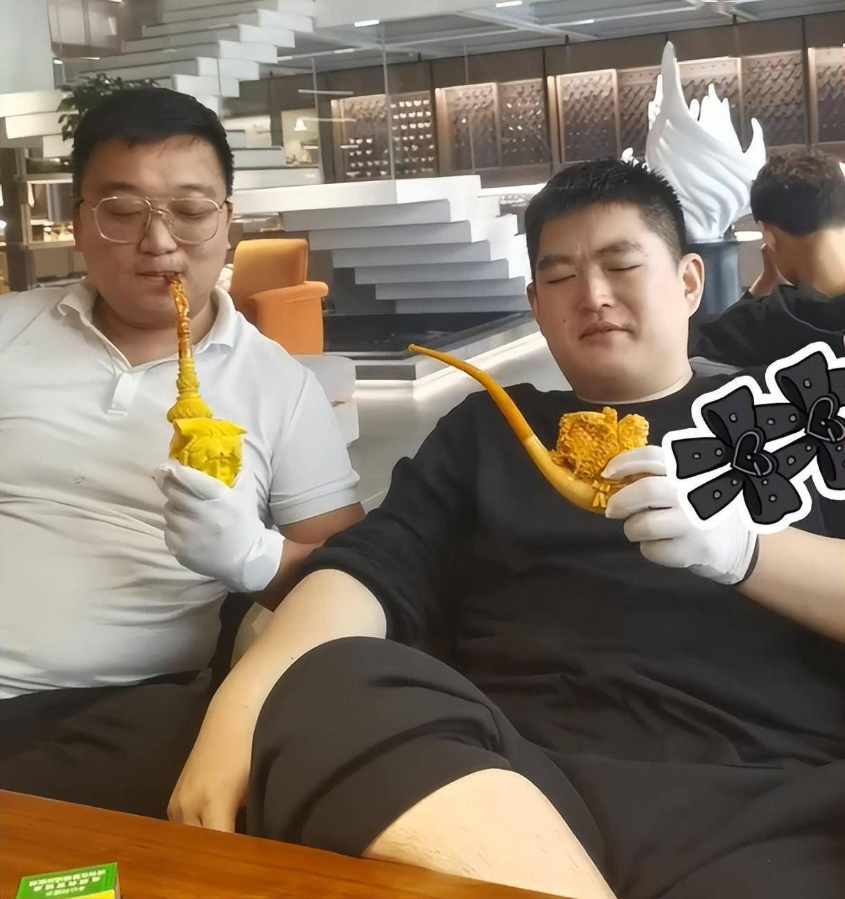 由于赵大牛的长相和扮相都酷似其爸爸赵本山,也让人忍不住以为是赵