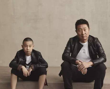林永健与儿子拍时尚大片,父子俩似复制粘贴,网友笑称基因太强大_林大