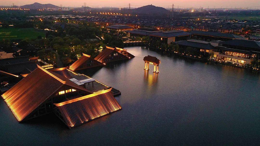 郊游好去处|入住广富林希尔顿,奢享一线湖景和园林_庭院_文化_松江府