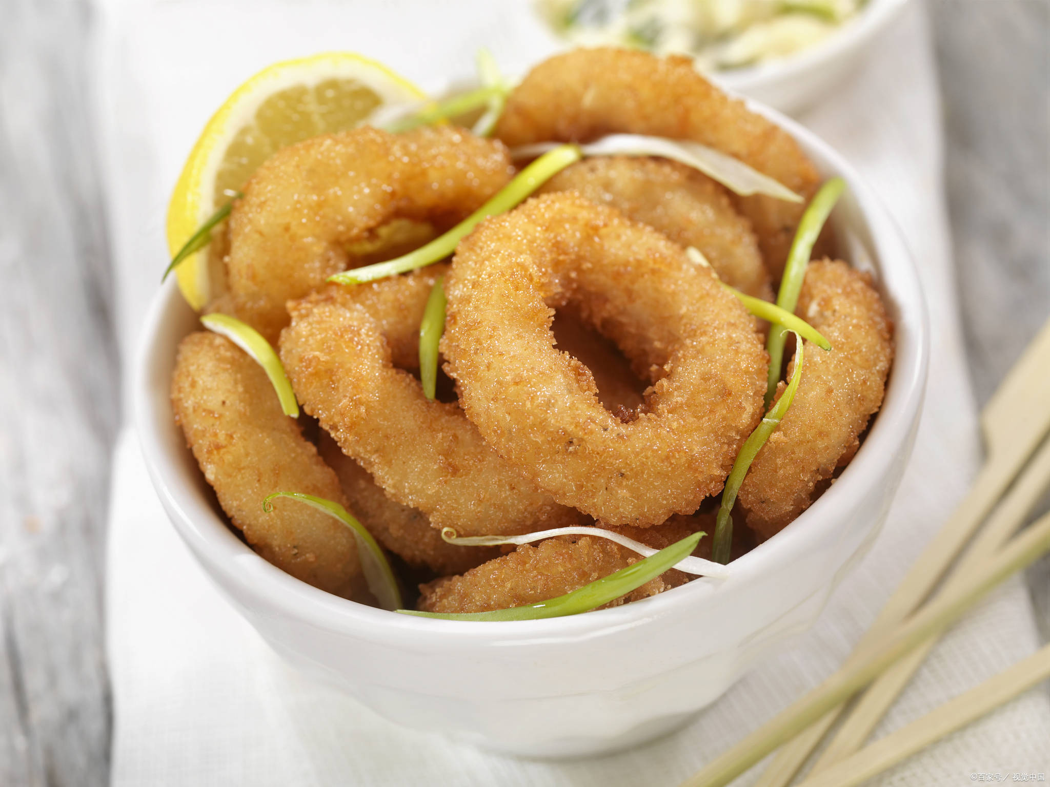 2个面包糠2汤匙盐1/2茶匙料酒1/2茶匙植物油300毫升炸鱿鱼圈的做法1