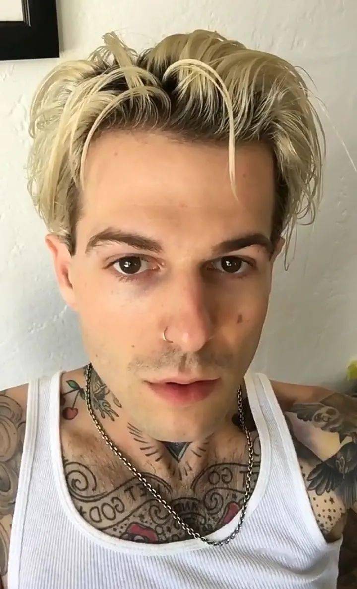 billie eilish 在媒体镜头前亲吻,向世界宣告她的爱情!