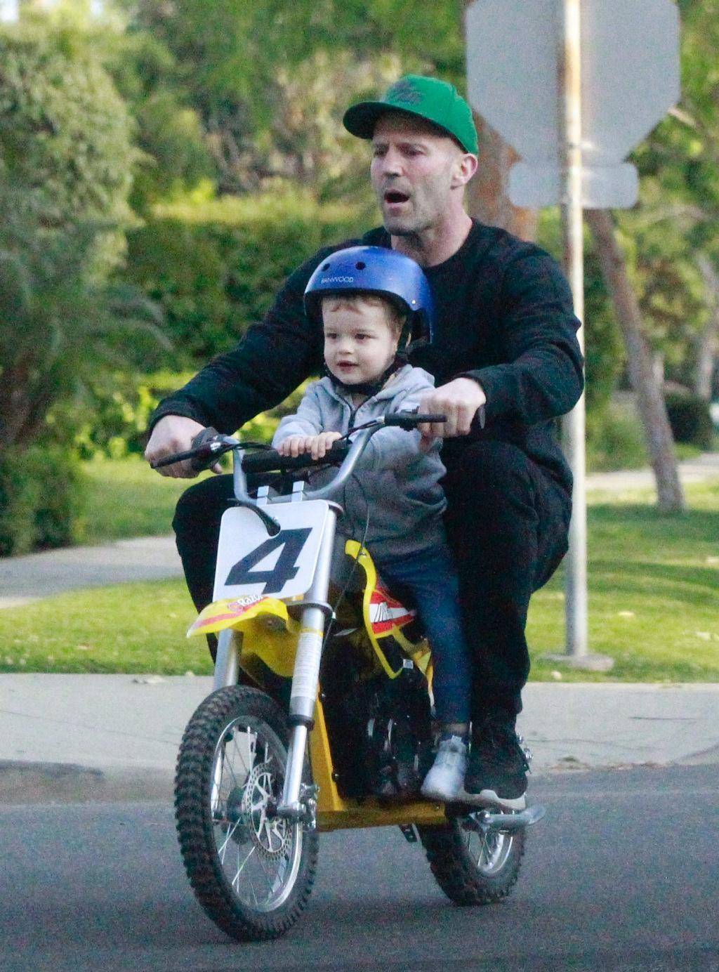 53岁杰森·斯坦森带3岁儿子骑摩托！硬汉老爸变活宝，样子萌哭了