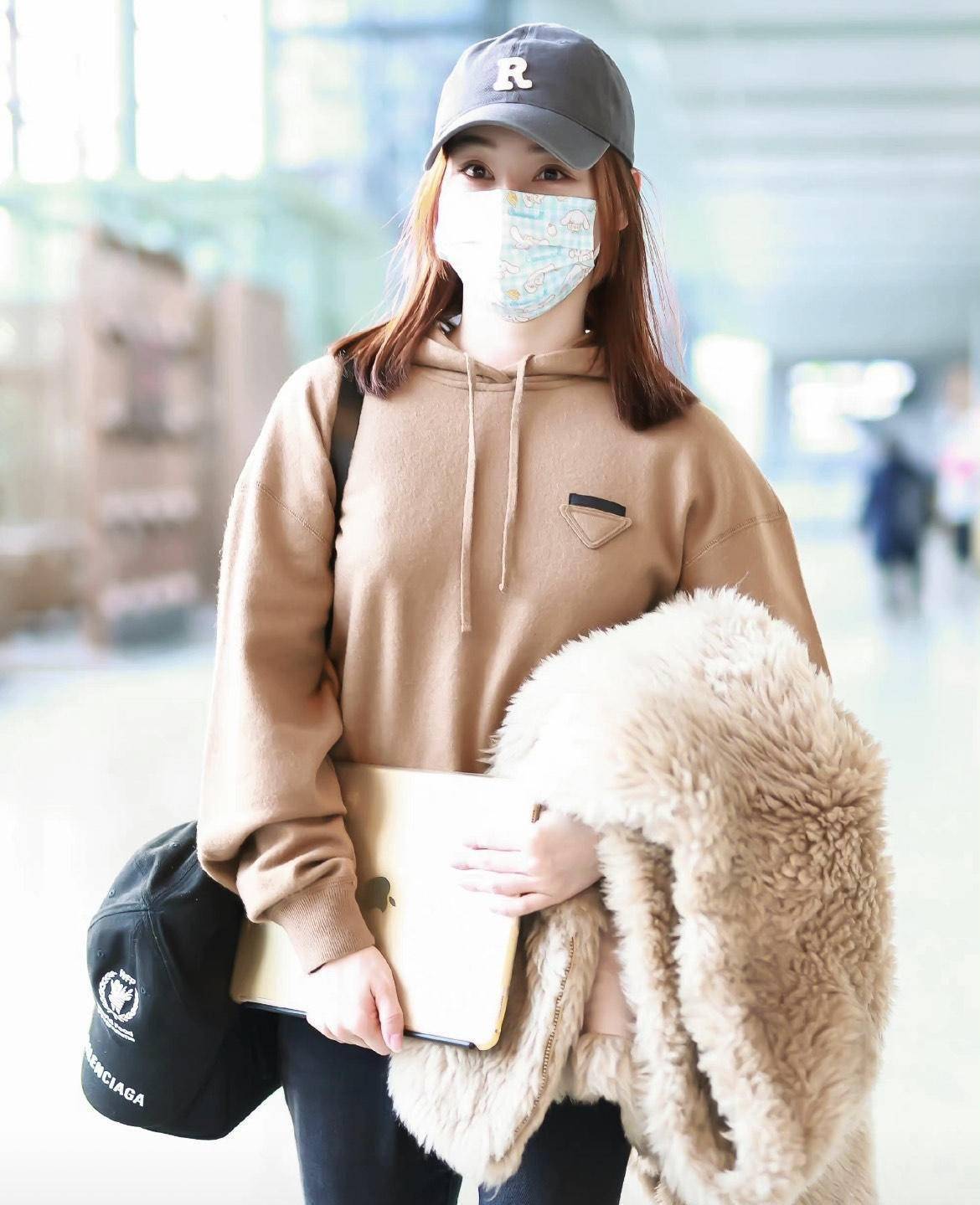 "袁姗姗"又又又时髦了,穿卫衣搭配喇叭裤走机场,照穿也很洋气_女生