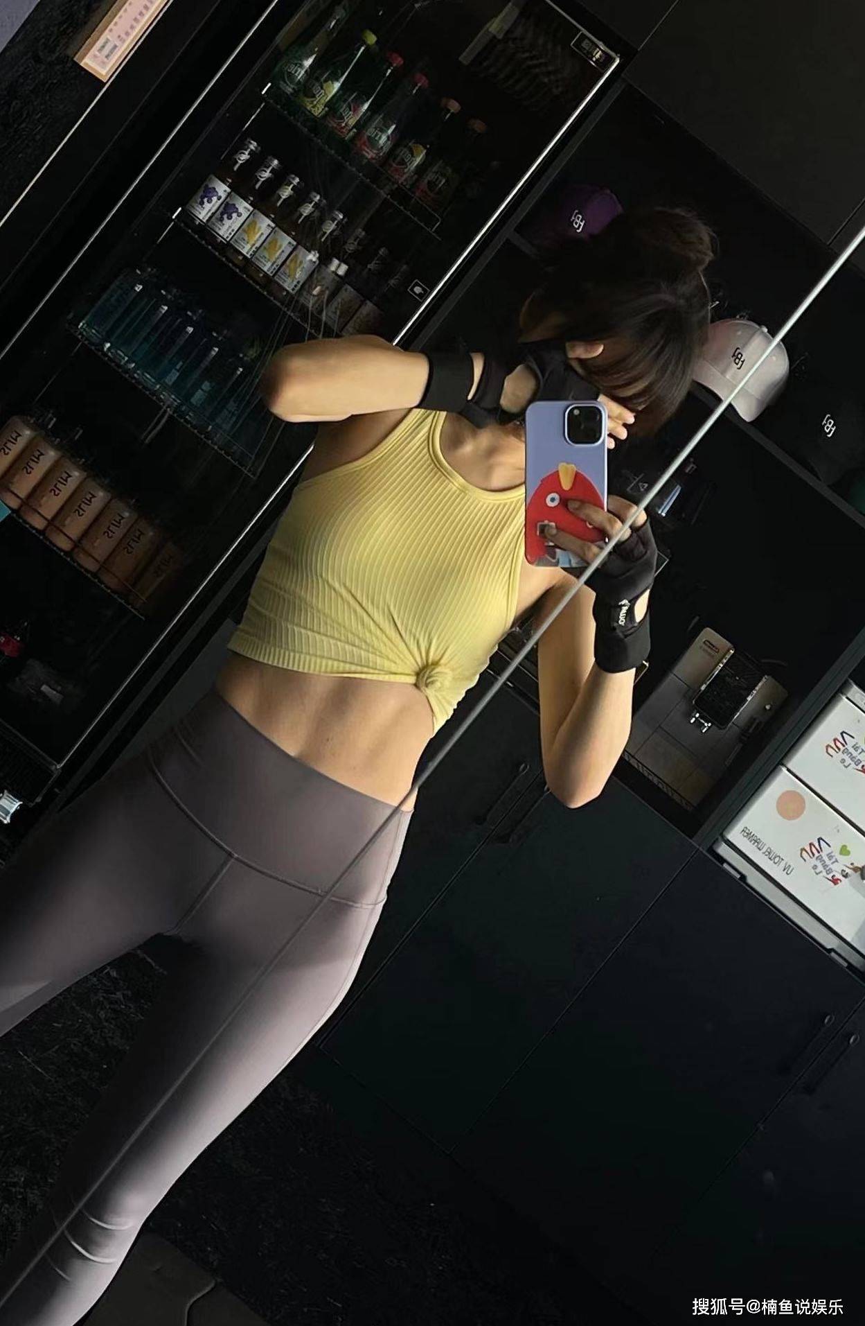 晒健身美照宛如女教练,马甲线真抢眼_女明星_自律_合作