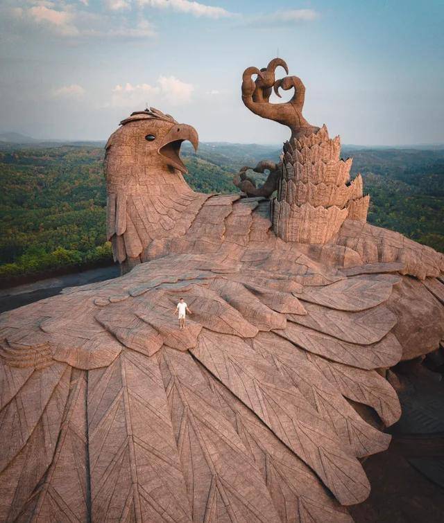 一只躺在岩石中的秃鹰，高21米长61米，是全世界最大的鸟雕
