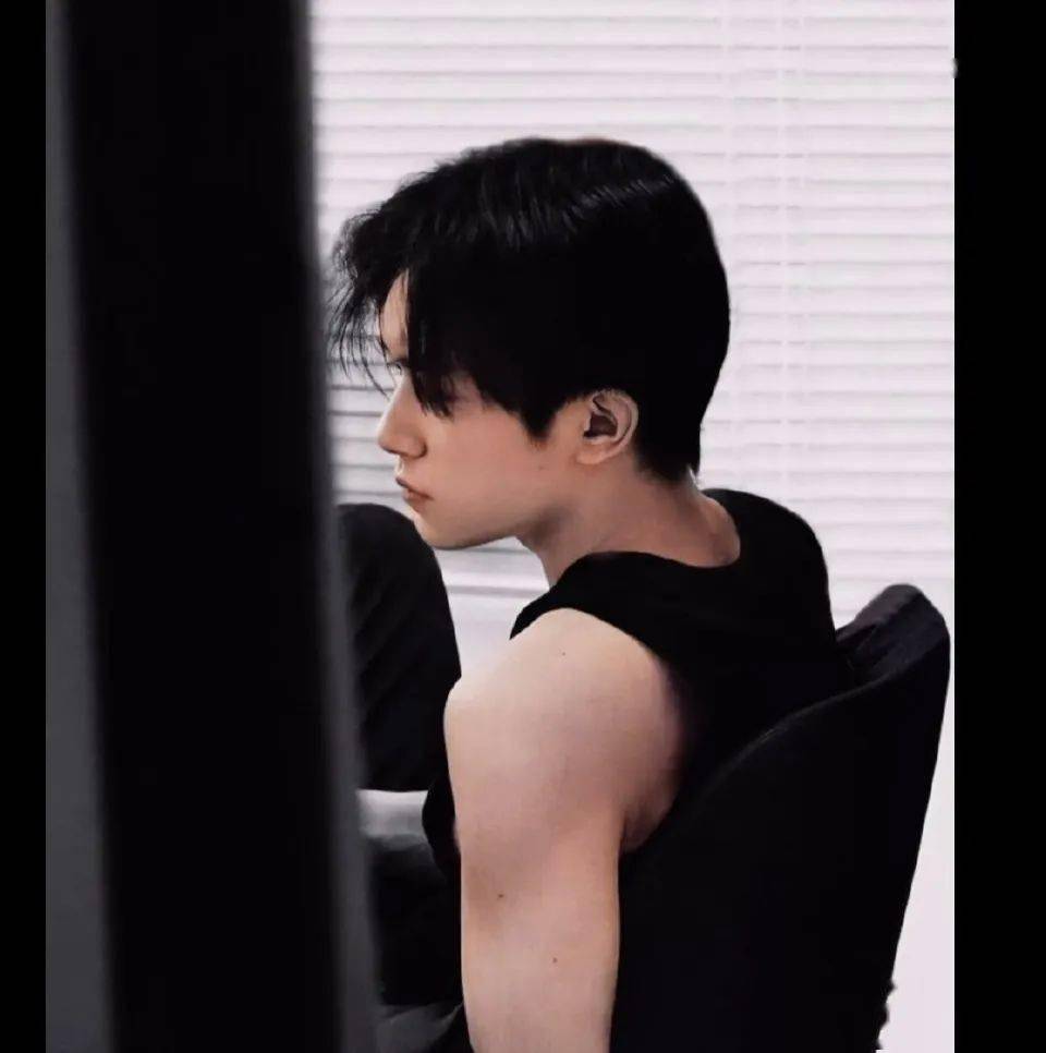 易烊千玺——你追世界 我追你背影_世界_背影_易烊