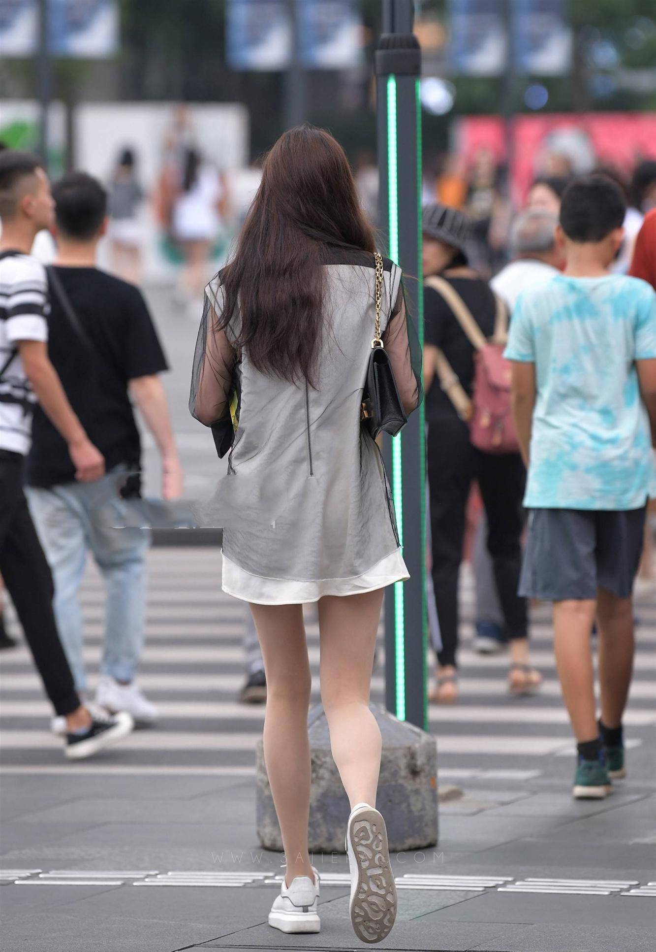 款式新颖的网纱裙,宽松的版型穿搭显瘦又时髦,谁穿都好看