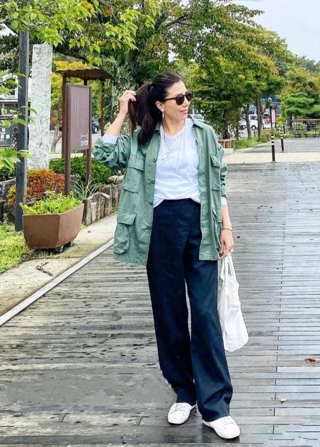适合中年女性的春季日系穿搭,简约优雅一把抓,让穿衣变清爽起来