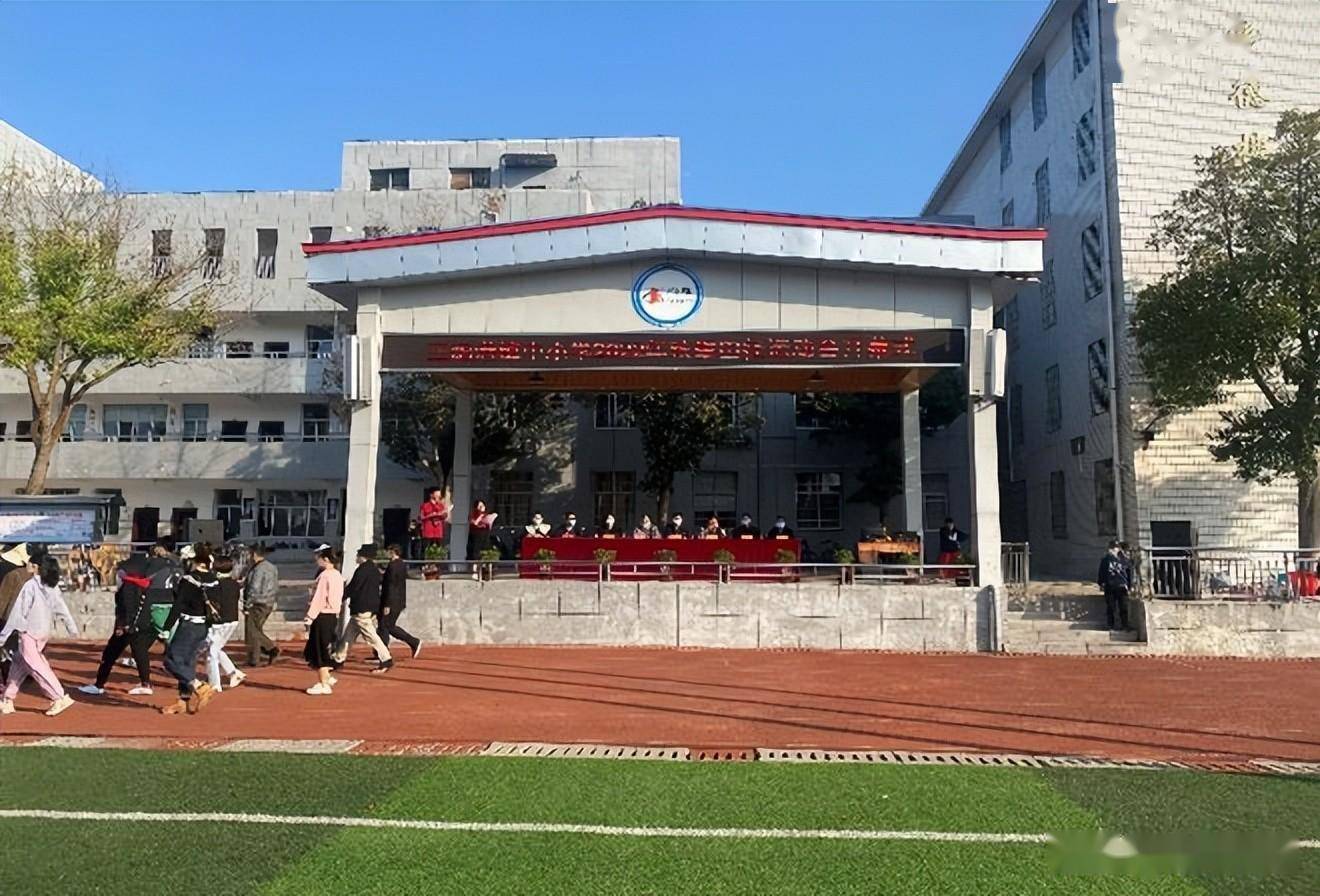 桃源县三阳港镇中小学举行2022年秋季运动会_带着_进行_鼓点