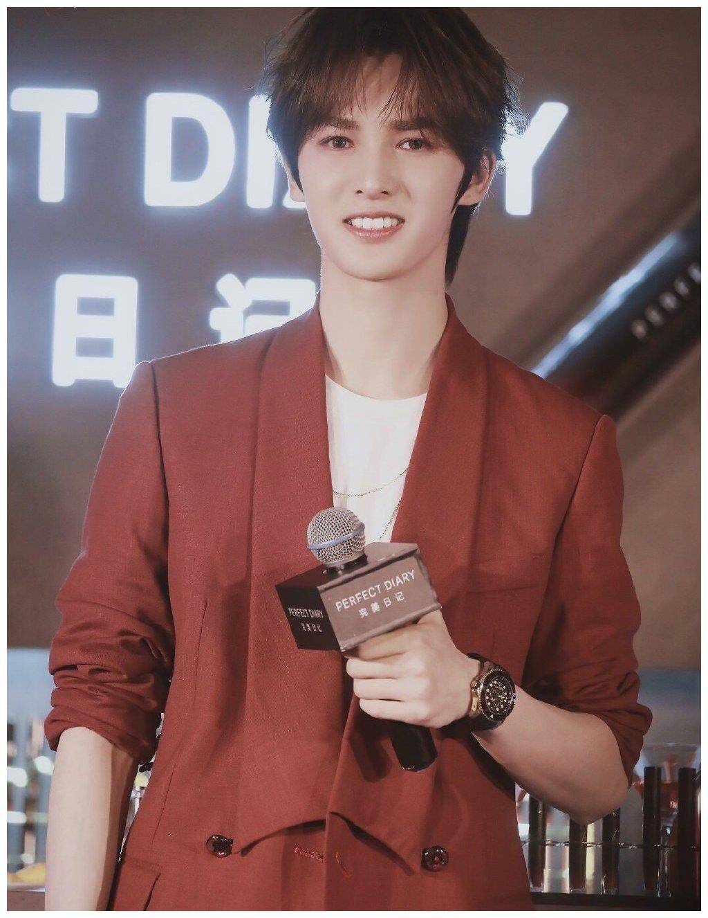 23岁朱正廷和31岁朱一龙,同穿红西装,输了年龄却赢了气质!