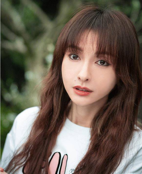 吴昕身上多了很多的女人味,尤其是在侧面看到她迷人的鹰钩鼻之后,竟然