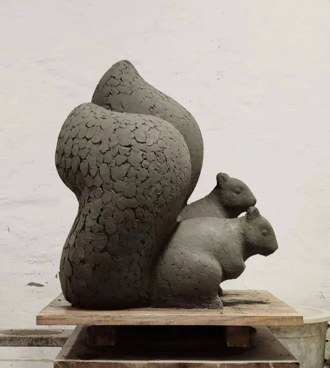 申红飙教授在接到制作沈阳城市学院吉祥物雕塑的邀约之后,便开始构思"