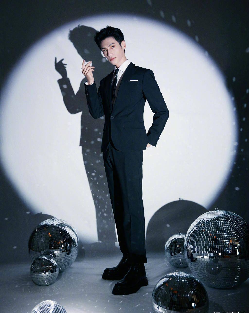 罗云熙出席星光大赏,穿着西装出镜,经典黑白,沉稳俊逸!