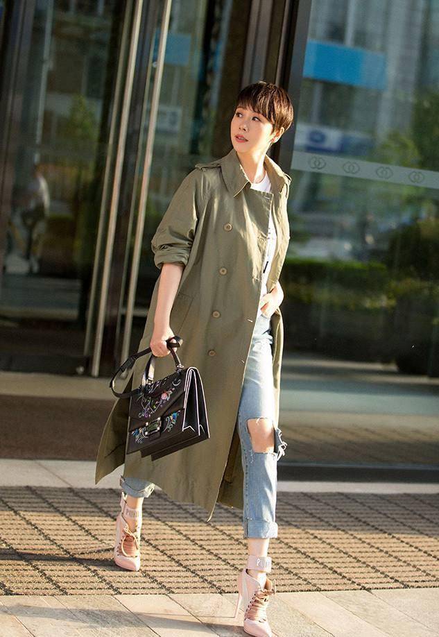 最近火了一种穿搭叫:风衣 牛仔裤,时髦显高,照着穿就对了